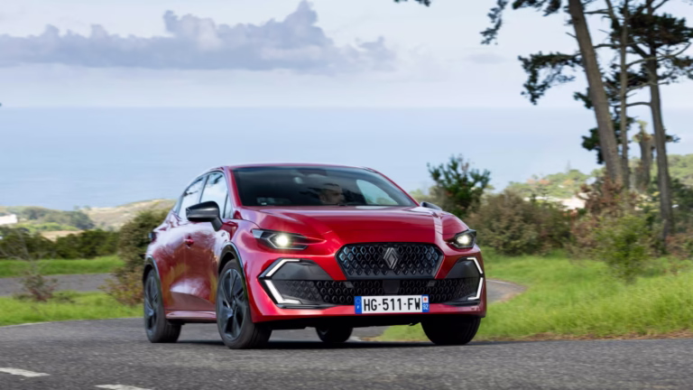 In the full year 2025, the best-selling car models in France were again the Renault Clio, Peugeot 208, and Dacia Sandero.
